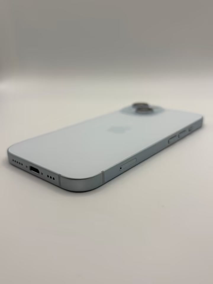Apple iPhone 15 Blau, USB-C-Anschluss und linker Rahmen